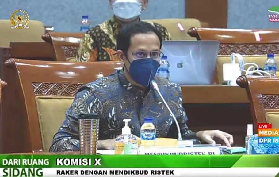 Mas_Mentri_di_ruang_sidang_DPR.jpg